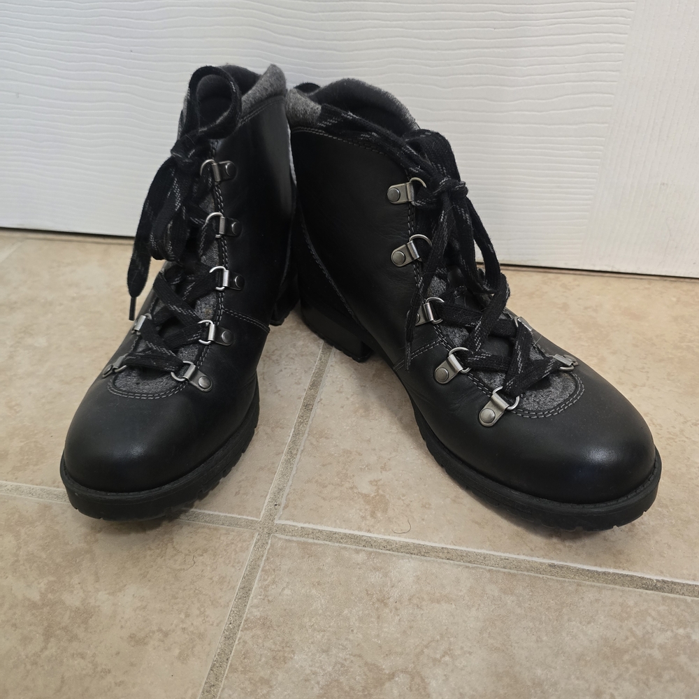 Clarks Faralyn Alpha leather and suede lace-up lug sole ankle boots Size 9